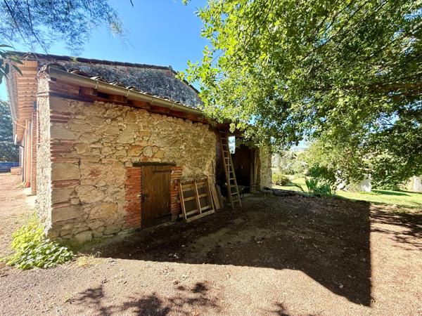 Bâtisse de 248 m² habitables sur un terrain de 6 280 m² avec piscine et 2 dépendances