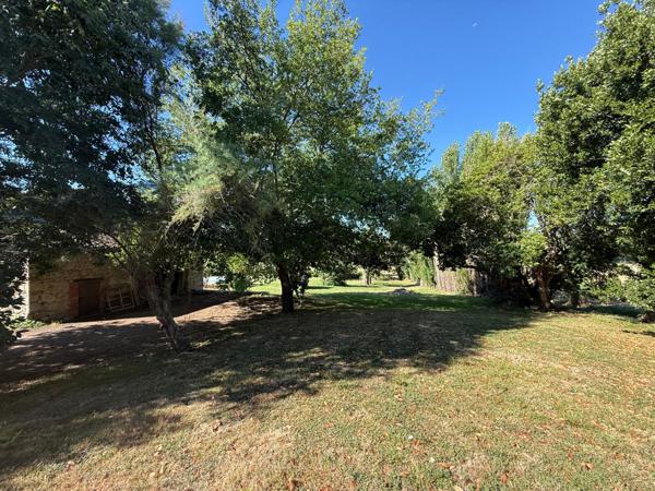 Bâtisse de 248 m² habitables sur un terrain de 6 280 m² avec piscine et 2 dépendances