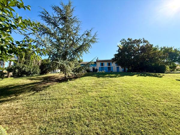 Bâtisse de 248 m² habitables sur un terrain de 6 280 m² avec piscine et 2 dépendances