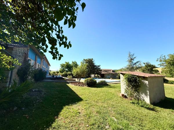 Bâtisse de 248 m² habitables sur un terrain de 6 280 m² avec piscine et 2 dépendances