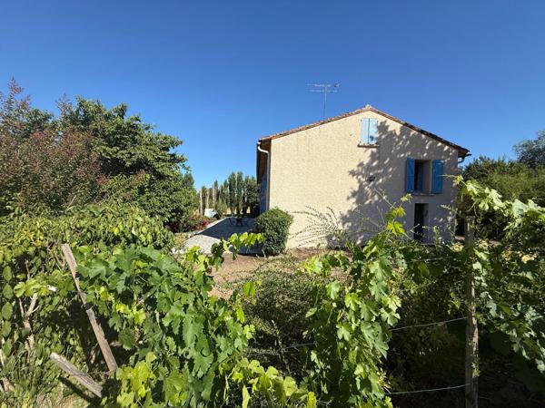 Bâtisse de 248 m² habitables sur un terrain de 6 280 m² avec piscine et 2 dépendances