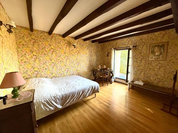 Bâtisse de 248 m² habitables sur un terrain de 6 280 m² avec piscine et 2 dépendances