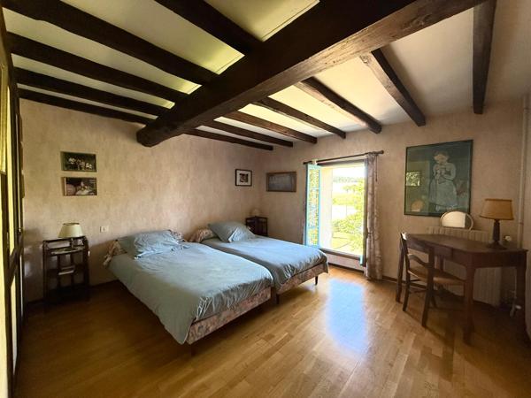 Bâtisse de 248 m² habitables sur un terrain de 6 280 m² avec piscine et 2 dépendances