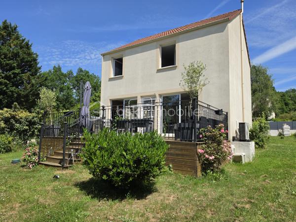 Située sur les hauteurs de Pommeuse, dans un environnement calme et verdoyant, découvrez cette agréable maison individuelle construite en 2017, offrant 97,28 m² habitables sur un magnifique terrain de 1 949 m² entièrement clôturé.

Dès l'entrée, vous serez séduits par une belle pièce de vie baignée de lumière grâce à ses larges baies vitrées ouvrant directement sur la terrasse et le jardin. Le séjour/salle à manger, convivial et chaleureux, s'ouvre sur une cuisine entièrement équipée avec son cellier attenant. Un WC indépendant complètent ce niveau.

À l'étage, un dégagement dessert trois chambres, dont une suite parentale disposant d'un espace dressing. Cette dernière bénéficie également de toutes les arrivées d'eau nécessaires pour l'aménagement futur d'une salle d'eau privative selon vos envies. Une salle de bains avec WC vient compléter l'espace nuit.

À l'extérieur, vous profiterez d'un vaste jardin de 1 949 m² entièrement clôturé, offrant de nombreuses possibilités d'aménagement pour les loisirs, le jardinage ou les moments de détente en famille. Une belle terrasse prolonge les espaces de vie et permet de profiter pleinement des beaux jours.

Côté confort, la maison est équipée d'un système de chauffage par pompe à chaleur et bénéficie d'un excellent classement énergétique (DPE A), garantissant confort et maîtrise des consommations.

Plusieurs véhicules peuvent être stationnés aisément dans la cour située à l'avant de la propriété.

Une maison moderne, économique et fonctionnelle, idéale pour une famille en quête de confort et de tranquillité