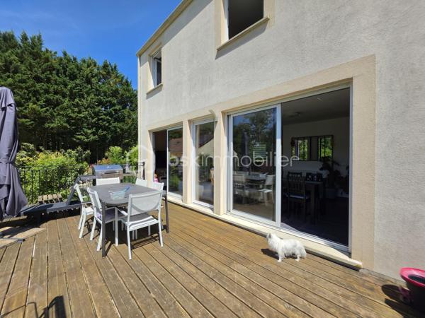 Située sur les hauteurs de Pommeuse, dans un environnement calme et verdoyant, découvrez cette agréable maison individuelle construite en 2017, offrant 97,28 m² habitables sur un magnifique terrain de 1 949 m² entièrement clôturé.

Dès l'entrée, vous serez séduits par une belle pièce de vie baignée de lumière grâce à ses larges baies vitrées ouvrant directement sur la terrasse et le jardin. Le séjour/salle à manger, convivial et chaleureux, s'ouvre sur une cuisine entièrement équipée avec son cellier attenant. Un WC indépendant complètent ce niveau.

À l'étage, un dégagement dessert trois chambres, dont une suite parentale disposant d'un espace dressing. Cette dernière bénéficie également de toutes les arrivées d'eau nécessaires pour l'aménagement futur d'une salle d'eau privative selon vos envies. Une salle de bains avec WC vient compléter l'espace nuit.

À l'extérieur, vous profiterez d'un vaste jardin de 1 949 m² entièrement clôturé, offrant de nombreuses possibilités d'aménagement pour les loisirs, le jardinage ou les moments de détente en famille. Une belle terrasse prolonge les espaces de vie et permet de profiter pleinement des beaux jours.

Côté confort, la maison est équipée d'un système de chauffage par pompe à chaleur et bénéficie d'un excellent classement énergétique (DPE A), garantissant confort et maîtrise des consommations.

Plusieurs véhicules peuvent être stationnés aisément dans la cour située à l'avant de la propriété.

Une maison moderne, économique et fonctionnelle, idéale pour une famille en quête de confort et de tranquillité