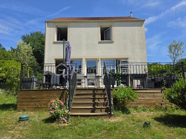 Située sur les hauteurs de Pommeuse, dans un environnement calme et verdoyant, découvrez cette agréable maison individuelle construite en 2017, offrant 97,28 m² habitables sur un magnifique terrain de 1 949 m² entièrement clôturé.

Dès l'entrée, vous serez séduits par une belle pièce de vie baignée de lumière grâce à ses larges baies vitrées ouvrant directement sur la terrasse et le jardin. Le séjour/salle à manger, convivial et chaleureux, s'ouvre sur une cuisine entièrement équipée avec son cellier attenant. Un WC indépendant complètent ce niveau.

À l'étage, un dégagement dessert trois chambres, dont une suite parentale disposant d'un espace dressing. Cette dernière bénéficie également de toutes les arrivées d'eau nécessaires pour l'aménagement futur d'une salle d'eau privative selon vos envies. Une salle de bains avec WC vient compléter l'espace nuit.

À l'extérieur, vous profiterez d'un vaste jardin de 1 949 m² entièrement clôturé, offrant de nombreuses possibilités d'aménagement pour les loisirs, le jardinage ou les moments de détente en famille. Une belle terrasse prolonge les espaces de vie et permet de profiter pleinement des beaux jours.

Côté confort, la maison est équipée d'un système de chauffage par pompe à chaleur et bénéficie d'un excellent classement énergétique (DPE A), garantissant confort et maîtrise des consommations.

Plusieurs véhicules peuvent être stationnés aisément dans la cour située à l'avant de la propriété.

Une maison moderne, économique et fonctionnelle, idéale pour une famille en quête de confort et de tranquillité