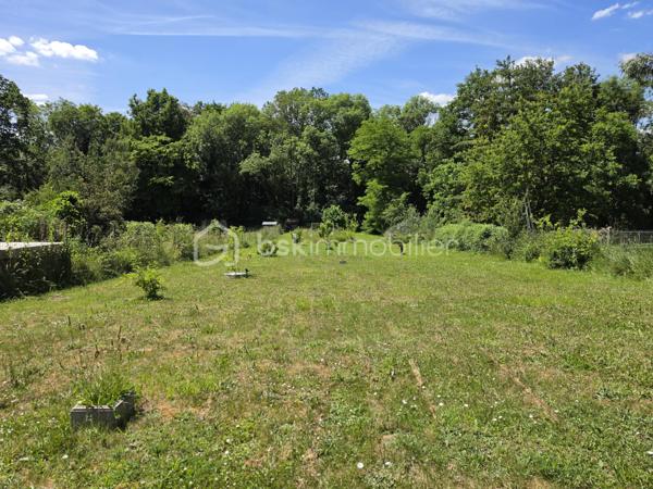 Située sur les hauteurs de Pommeuse, dans un environnement calme et verdoyant, découvrez cette agréable maison individuelle construite en 2017, offrant 97,28 m² habitables sur un magnifique terrain de 1 949 m² entièrement clôturé.

Dès l'entrée, vous serez séduits par une belle pièce de vie baignée de lumière grâce à ses larges baies vitrées ouvrant directement sur la terrasse et le jardin. Le séjour/salle à manger, convivial et chaleureux, s'ouvre sur une cuisine entièrement équipée avec son cellier attenant. Un WC indépendant complètent ce niveau.

À l'étage, un dégagement dessert trois chambres, dont une suite parentale disposant d'un espace dressing. Cette dernière bénéficie également de toutes les arrivées d'eau nécessaires pour l'aménagement futur d'une salle d'eau privative selon vos envies. Une salle de bains avec WC vient compléter l'espace nuit.

À l'extérieur, vous profiterez d'un vaste jardin de 1 949 m² entièrement clôturé, offrant de nombreuses possibilités d'aménagement pour les loisirs, le jardinage ou les moments de détente en famille. Une belle terrasse prolonge les espaces de vie et permet de profiter pleinement des beaux jours.

Côté confort, la maison est équipée d'un système de chauffage par pompe à chaleur et bénéficie d'un excellent classement énergétique (DPE A), garantissant confort et maîtrise des consommations.

Plusieurs véhicules peuvent être stationnés aisément dans la cour située à l'avant de la propriété.

Une maison moderne, économique et fonctionnelle, idéale pour une famille en quête de confort et de tranquillité