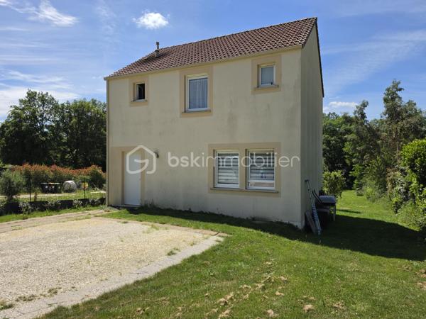 Située sur les hauteurs de Pommeuse, dans un environnement calme et verdoyant, découvrez cette agréable maison individuelle construite en 2017, offrant 97,28 m² habitables sur un magnifique terrain de 1 949 m² entièrement clôturé.

Dès l'entrée, vous serez séduits par une belle pièce de vie baignée de lumière grâce à ses larges baies vitrées ouvrant directement sur la terrasse et le jardin. Le séjour/salle à manger, convivial et chaleureux, s'ouvre sur une cuisine entièrement équipée avec son cellier attenant. Un WC indépendant complètent ce niveau.

À l'étage, un dégagement dessert trois chambres, dont une suite parentale disposant d'un espace dressing. Cette dernière bénéficie également de toutes les arrivées d'eau nécessaires pour l'aménagement futur d'une salle d'eau privative selon vos envies. Une salle de bains avec WC vient compléter l'espace nuit.

À l'extérieur, vous profiterez d'un vaste jardin de 1 949 m² entièrement clôturé, offrant de nombreuses possibilités d'aménagement pour les loisirs, le jardinage ou les moments de détente en famille. Une belle terrasse prolonge les espaces de vie et permet de profiter pleinement des beaux jours.

Côté confort, la maison est équipée d'un système de chauffage par pompe à chaleur et bénéficie d'un excellent classement énergétique (DPE A), garantissant confort et maîtrise des consommations.

Plusieurs véhicules peuvent être stationnés aisément dans la cour située à l'avant de la propriété.

Une maison moderne, économique et fonctionnelle, idéale pour une famille en quête de confort et de tranquillité