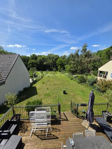 Située sur les hauteurs de Pommeuse, dans un environnement calme et verdoyant, découvrez cette agréable maison individuelle construite en 2017, offrant 97,28 m² habitables sur un magnifique terrain de 1 949 m² entièrement clôturé.

Dès l'entrée, vous serez séduits par une belle pièce de vie baignée de lumière grâce à ses larges baies vitrées ouvrant directement sur la terrasse et le jardin. Le séjour/salle à manger, convivial et chaleureux, s'ouvre sur une cuisine entièrement équipée avec son cellier attenant. Un WC indépendant complètent ce niveau.

À l'étage, un dégagement dessert trois chambres, dont une suite parentale disposant d'un espace dressing. Cette dernière bénéficie également de toutes les arrivées d'eau nécessaires pour l'aménagement futur d'une salle d'eau privative selon vos envies. Une salle de bains avec WC vient compléter l'espace nuit.

À l'extérieur, vous profiterez d'un vaste jardin de 1 949 m² entièrement clôturé, offrant de nombreuses possibilités d'aménagement pour les loisirs, le jardinage ou les moments de détente en famille. Une belle terrasse prolonge les espaces de vie et permet de profiter pleinement des beaux jours.

Côté confort, la maison est équipée d'un système de chauffage par pompe à chaleur et bénéficie d'un excellent classement énergétique (DPE A), garantissant confort et maîtrise des consommations.

Plusieurs véhicules peuvent être stationnés aisément dans la cour située à l'avant de la propriété.

Une maison moderne, économique et fonctionnelle, idéale pour une famille en quête de confort et de tranquillité