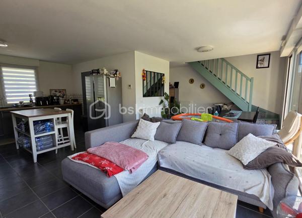 Située sur les hauteurs de Pommeuse, dans un environnement calme et verdoyant, découvrez cette agréable maison individuelle construite en 2017, offrant 97,28 m² habitables sur un magnifique terrain de 1 949 m² entièrement clôturé.

Dès l'entrée, vous serez séduits par une belle pièce de vie baignée de lumière grâce à ses larges baies vitrées ouvrant directement sur la terrasse et le jardin. Le séjour/salle à manger, convivial et chaleureux, s'ouvre sur une cuisine entièrement équipée avec son cellier attenant. Un WC indépendant complètent ce niveau.

À l'étage, un dégagement dessert trois chambres, dont une suite parentale disposant d'un espace dressing. Cette dernière bénéficie également de toutes les arrivées d'eau nécessaires pour l'aménagement futur d'une salle d'eau privative selon vos envies. Une salle de bains avec WC vient compléter l'espace nuit.

À l'extérieur, vous profiterez d'un vaste jardin de 1 949 m² entièrement clôturé, offrant de nombreuses possibilités d'aménagement pour les loisirs, le jardinage ou les moments de détente en famille. Une belle terrasse prolonge les espaces de vie et permet de profiter pleinement des beaux jours.

Côté confort, la maison est équipée d'un système de chauffage par pompe à chaleur et bénéficie d'un excellent classement énergétique (DPE A), garantissant confort et maîtrise des consommations.

Plusieurs véhicules peuvent être stationnés aisément dans la cour située à l'avant de la propriété.

Une maison moderne, économique et fonctionnelle, idéale pour une famille en quête de confort et de tranquillité