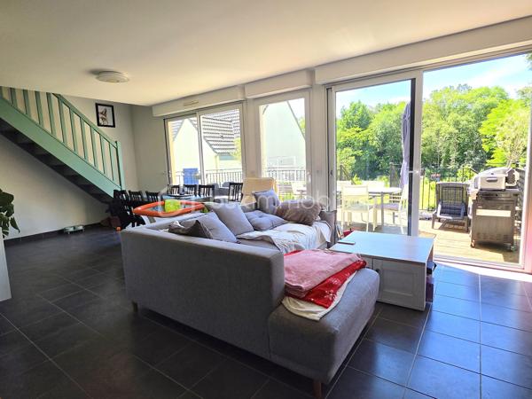 Située sur les hauteurs de Pommeuse, dans un environnement calme et verdoyant, découvrez cette agréable maison individuelle construite en 2017, offrant 97,28 m² habitables sur un magnifique terrain de 1 949 m² entièrement clôturé.

Dès l'entrée, vous serez séduits par une belle pièce de vie baignée de lumière grâce à ses larges baies vitrées ouvrant directement sur la terrasse et le jardin. Le séjour/salle à manger, convivial et chaleureux, s'ouvre sur une cuisine entièrement équipée avec son cellier attenant. Un WC indépendant complètent ce niveau.

À l'étage, un dégagement dessert trois chambres, dont une suite parentale disposant d'un espace dressing. Cette dernière bénéficie également de toutes les arrivées d'eau nécessaires pour l'aménagement futur d'une salle d'eau privative selon vos envies. Une salle de bains avec WC vient compléter l'espace nuit.

À l'extérieur, vous profiterez d'un vaste jardin de 1 949 m² entièrement clôturé, offrant de nombreuses possibilités d'aménagement pour les loisirs, le jardinage ou les moments de détente en famille. Une belle terrasse prolonge les espaces de vie et permet de profiter pleinement des beaux jours.

Côté confort, la maison est équipée d'un système de chauffage par pompe à chaleur et bénéficie d'un excellent classement énergétique (DPE A), garantissant confort et maîtrise des consommations.

Plusieurs véhicules peuvent être stationnés aisément dans la cour située à l'avant de la propriété.

Une maison moderne, économique et fonctionnelle, idéale pour une famille en quête de confort et de tranquillité