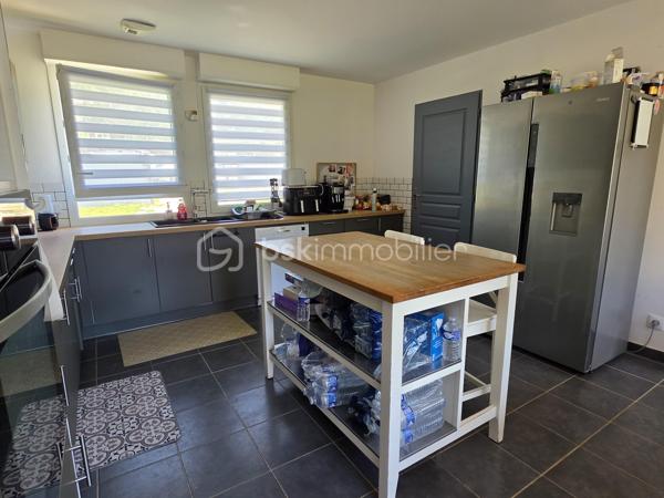 Située sur les hauteurs de Pommeuse, dans un environnement calme et verdoyant, découvrez cette agréable maison individuelle construite en 2017, offrant 97,28 m² habitables sur un magnifique terrain de 1 949 m² entièrement clôturé.

Dès l'entrée, vous serez séduits par une belle pièce de vie baignée de lumière grâce à ses larges baies vitrées ouvrant directement sur la terrasse et le jardin. Le séjour/salle à manger, convivial et chaleureux, s'ouvre sur une cuisine entièrement équipée avec son cellier attenant. Un WC indépendant complètent ce niveau.

À l'étage, un dégagement dessert trois chambres, dont une suite parentale disposant d'un espace dressing. Cette dernière bénéficie également de toutes les arrivées d'eau nécessaires pour l'aménagement futur d'une salle d'eau privative selon vos envies. Une salle de bains avec WC vient compléter l'espace nuit.

À l'extérieur, vous profiterez d'un vaste jardin de 1 949 m² entièrement clôturé, offrant de nombreuses possibilités d'aménagement pour les loisirs, le jardinage ou les moments de détente en famille. Une belle terrasse prolonge les espaces de vie et permet de profiter pleinement des beaux jours.

Côté confort, la maison est équipée d'un système de chauffage par pompe à chaleur et bénéficie d'un excellent classement énergétique (DPE A), garantissant confort et maîtrise des consommations.

Plusieurs véhicules peuvent être stationnés aisément dans la cour située à l'avant de la propriété.

Une maison moderne, économique et fonctionnelle, idéale pour une famille en quête de confort et de tranquillité