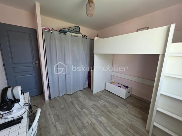 Située sur les hauteurs de Pommeuse, dans un environnement calme et verdoyant, découvrez cette agréable maison individuelle construite en 2017, offrant 97,28 m² habitables sur un magnifique terrain de 1 949 m² entièrement clôturé.

Dès l'entrée, vous serez séduits par une belle pièce de vie baignée de lumière grâce à ses larges baies vitrées ouvrant directement sur la terrasse et le jardin. Le séjour/salle à manger, convivial et chaleureux, s'ouvre sur une cuisine entièrement équipée avec son cellier attenant. Un WC indépendant complètent ce niveau.

À l'étage, un dégagement dessert trois chambres, dont une suite parentale disposant d'un espace dressing. Cette dernière bénéficie également de toutes les arrivées d'eau nécessaires pour l'aménagement futur d'une salle d'eau privative selon vos envies. Une salle de bains avec WC vient compléter l'espace nuit.

À l'extérieur, vous profiterez d'un vaste jardin de 1 949 m² entièrement clôturé, offrant de nombreuses possibilités d'aménagement pour les loisirs, le jardinage ou les moments de détente en famille. Une belle terrasse prolonge les espaces de vie et permet de profiter pleinement des beaux jours.

Côté confort, la maison est équipée d'un système de chauffage par pompe à chaleur et bénéficie d'un excellent classement énergétique (DPE A), garantissant confort et maîtrise des consommations.

Plusieurs véhicules peuvent être stationnés aisément dans la cour située à l'avant de la propriété.

Une maison moderne, économique et fonctionnelle, idéale pour une famille en quête de confort et de tranquillité