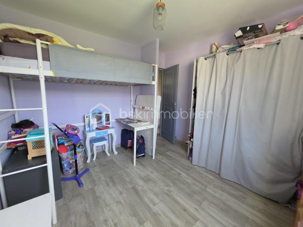 Située sur les hauteurs de Pommeuse, dans un environnement calme et verdoyant, découvrez cette agréable maison individuelle construite en 2017, offrant 97,28 m² habitables sur un magnifique terrain de 1 949 m² entièrement clôturé.

Dès l'entrée, vous serez séduits par une belle pièce de vie baignée de lumière grâce à ses larges baies vitrées ouvrant directement sur la terrasse et le jardin. Le séjour/salle à manger, convivial et chaleureux, s'ouvre sur une cuisine entièrement équipée avec son cellier attenant. Un WC indépendant complètent ce niveau.

À l'étage, un dégagement dessert trois chambres, dont une suite parentale disposant d'un espace dressing. Cette dernière bénéficie également de toutes les arrivées d'eau nécessaires pour l'aménagement futur d'une salle d'eau privative selon vos envies. Une salle de bains avec WC vient compléter l'espace nuit.

À l'extérieur, vous profiterez d'un vaste jardin de 1 949 m² entièrement clôturé, offrant de nombreuses possibilités d'aménagement pour les loisirs, le jardinage ou les moments de détente en famille. Une belle terrasse prolonge les espaces de vie et permet de profiter pleinement des beaux jours.

Côté confort, la maison est équipée d'un système de chauffage par pompe à chaleur et bénéficie d'un excellent classement énergétique (DPE A), garantissant confort et maîtrise des consommations.

Plusieurs véhicules peuvent être stationnés aisément dans la cour située à l'avant de la propriété.

Une maison moderne, économique et fonctionnelle, idéale pour une famille en quête de confort et de tranquillité