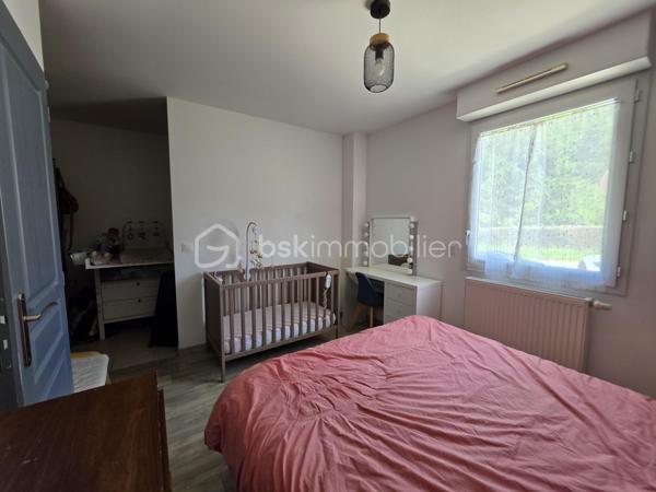 Située sur les hauteurs de Pommeuse, dans un environnement calme et verdoyant, découvrez cette agréable maison individuelle construite en 2017, offrant 97,28 m² habitables sur un magnifique terrain de 1 949 m² entièrement clôturé.

Dès l'entrée, vous serez séduits par une belle pièce de vie baignée de lumière grâce à ses larges baies vitrées ouvrant directement sur la terrasse et le jardin. Le séjour/salle à manger, convivial et chaleureux, s'ouvre sur une cuisine entièrement équipée avec son cellier attenant. Un WC indépendant complètent ce niveau.

À l'étage, un dégagement dessert trois chambres, dont une suite parentale disposant d'un espace dressing. Cette dernière bénéficie également de toutes les arrivées d'eau nécessaires pour l'aménagement futur d'une salle d'eau privative selon vos envies. Une salle de bains avec WC vient compléter l'espace nuit.

À l'extérieur, vous profiterez d'un vaste jardin de 1 949 m² entièrement clôturé, offrant de nombreuses possibilités d'aménagement pour les loisirs, le jardinage ou les moments de détente en famille. Une belle terrasse prolonge les espaces de vie et permet de profiter pleinement des beaux jours.

Côté confort, la maison est équipée d'un système de chauffage par pompe à chaleur et bénéficie d'un excellent classement énergétique (DPE A), garantissant confort et maîtrise des consommations.

Plusieurs véhicules peuvent être stationnés aisément dans la cour située à l'avant de la propriété.

Une maison moderne, économique et fonctionnelle, idéale pour une famille en quête de confort et de tranquillité