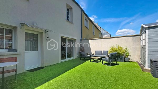 Laissez-vous séduire par cette agréable maison de ville entièrement rénovée, où confort, modernité et fonctionnalité se rencontrent pour offrir un cadre de vie chaleureux et convivial.

Dès l'entrée, vous découvrirez un espace accueillant agrémenté d'un placard de rangement pratique. La pièce de vie lumineuse s'articule autour d'une superbe cuisine entièrement équipée, rénovée en 2025, avec sa cave à vins intégrée. Ouverte sur le séjour, elle bénéficie d'une large baie vitrée donnant accès à une magnifique terrasse de 40 m², véritable prolongement de l'espace de vie, idéale pour partager d'agréables moments en famille ou entre amis.

Le rez-de-chaussée comprend également un WC indépendant ainsi qu'une buanderie et un cellier séparés, apportant un confort de rangement appréciable au quotidien.

Au premier étage, vous découvrirez deux belles chambres avec placards intégrés ainsi qu'une salle de bains avec WC.

Au dernier niveau, une vaste chambre de 25 m² vous attend, offrant de beaux volumes et de multiples possibilités d'aménagement selon vos besoins.

Idéalement située, cette maison bénéficie d'un emplacement privilégié à proximité immédiate des écoles, commerces et services, permettant de profiter d'un quotidien pratique et agréable sans avoir à multiplier les déplacements.
Une maison chaleureuse, fonctionnelle et prête à accueillir ses nouveaux propriétaires. Une belle opportunité à découvrir sans tarder ! 🏡✨
