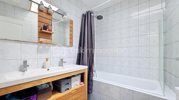 Laissez-vous séduire par cette agréable maison de ville entièrement rénovée, où confort, modernité et fonctionnalité se rencontrent pour offrir un cadre de vie chaleureux et convivial.

Dès l'entrée, vous découvrirez un espace accueillant agrémenté d'un placard de rangement pratique. La pièce de vie lumineuse s'articule autour d'une superbe cuisine entièrement équipée, rénovée en 2025, avec sa cave à vins intégrée. Ouverte sur le séjour, elle bénéficie d'une large baie vitrée donnant accès à une magnifique terrasse de 40 m², véritable prolongement de l'espace de vie, idéale pour partager d'agréables moments en famille ou entre amis.

Le rez-de-chaussée comprend également un WC indépendant ainsi qu'une buanderie et un cellier séparés, apportant un confort de rangement appréciable au quotidien.

Au premier étage, vous découvrirez deux belles chambres avec placards intégrés ainsi qu'une salle de bains avec WC.

Au dernier niveau, une vaste chambre de 25 m² vous attend, offrant de beaux volumes et de multiples possibilités d'aménagement selon vos besoins.

Idéalement située, cette maison bénéficie d'un emplacement privilégié à proximité immédiate des écoles, commerces et services, permettant de profiter d'un quotidien pratique et agréable sans avoir à multiplier les déplacements.
Une maison chaleureuse, fonctionnelle et prête à accueillir ses nouveaux propriétaires. Une belle opportunité à découvrir sans tarder ! 🏡✨