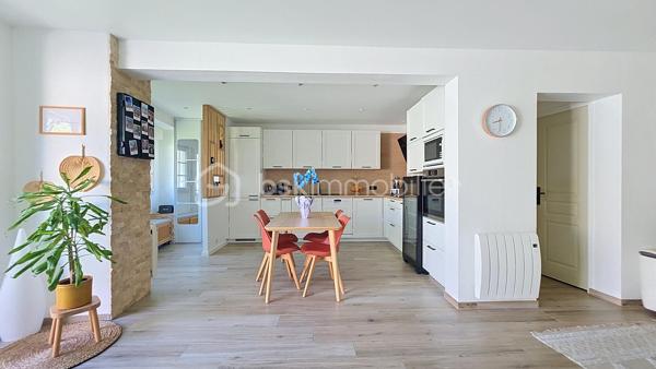 Laissez-vous séduire par cette agréable maison de ville entièrement rénovée, où confort, modernité et fonctionnalité se rencontrent pour offrir un cadre de vie chaleureux et convivial.

Dès l'entrée, vous découvrirez un espace accueillant agrémenté d'un placard de rangement pratique. La pièce de vie lumineuse s'articule autour d'une superbe cuisine entièrement équipée, rénovée en 2025, avec sa cave à vins intégrée. Ouverte sur le séjour, elle bénéficie d'une large baie vitrée donnant accès à une magnifique terrasse de 40 m², véritable prolongement de l'espace de vie, idéale pour partager d'agréables moments en famille ou entre amis.

Le rez-de-chaussée comprend également un WC indépendant ainsi qu'une buanderie et un cellier séparés, apportant un confort de rangement appréciable au quotidien.

Au premier étage, vous découvrirez deux belles chambres avec placards intégrés ainsi qu'une salle de bains avec WC.

Au dernier niveau, une vaste chambre de 25 m² vous attend, offrant de beaux volumes et de multiples possibilités d'aménagement selon vos besoins.

Idéalement située, cette maison bénéficie d'un emplacement privilégié à proximité immédiate des écoles, commerces et services, permettant de profiter d'un quotidien pratique et agréable sans avoir à multiplier les déplacements.
Une maison chaleureuse, fonctionnelle et prête à accueillir ses nouveaux propriétaires. Une belle opportunité à découvrir sans tarder ! 🏡✨