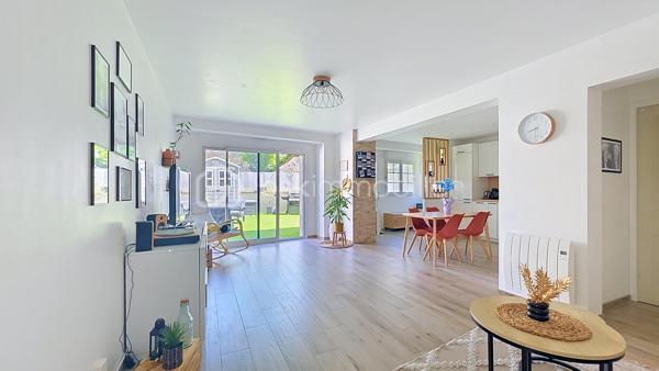 Laissez-vous séduire par cette agréable maison de ville entièrement rénovée, où confort, modernité et fonctionnalité se rencontrent pour offrir un cadre de vie chaleureux et convivial.

Dès l'entrée, vous découvrirez un espace accueillant agrémenté d'un placard de rangement pratique. La pièce de vie lumineuse s'articule autour d'une superbe cuisine entièrement équipée, rénovée en 2025, avec sa cave à vins intégrée. Ouverte sur le séjour, elle bénéficie d'une large baie vitrée donnant accès à une magnifique terrasse de 40 m², véritable prolongement de l'espace de vie, idéale pour partager d'agréables moments en famille ou entre amis.

Le rez-de-chaussée comprend également un WC indépendant ainsi qu'une buanderie et un cellier séparés, apportant un confort de rangement appréciable au quotidien.

Au premier étage, vous découvrirez deux belles chambres avec placards intégrés ainsi qu'une salle de bains avec WC.

Au dernier niveau, une vaste chambre de 25 m² vous attend, offrant de beaux volumes et de multiples possibilités d'aménagement selon vos besoins.

Idéalement située, cette maison bénéficie d'un emplacement privilégié à proximité immédiate des écoles, commerces et services, permettant de profiter d'un quotidien pratique et agréable sans avoir à multiplier les déplacements.
Une maison chaleureuse, fonctionnelle et prête à accueillir ses nouveaux propriétaires. Une belle opportunité à découvrir sans tarder ! 🏡✨