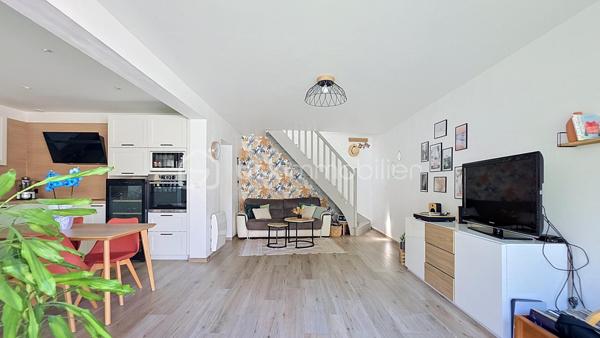 Laissez-vous séduire par cette agréable maison de ville entièrement rénovée, où confort, modernité et fonctionnalité se rencontrent pour offrir un cadre de vie chaleureux et convivial.

Dès l'entrée, vous découvrirez un espace accueillant agrémenté d'un placard de rangement pratique. La pièce de vie lumineuse s'articule autour d'une superbe cuisine entièrement équipée, rénovée en 2025, avec sa cave à vins intégrée. Ouverte sur le séjour, elle bénéficie d'une large baie vitrée donnant accès à une magnifique terrasse de 40 m², véritable prolongement de l'espace de vie, idéale pour partager d'agréables moments en famille ou entre amis.

Le rez-de-chaussée comprend également un WC indépendant ainsi qu'une buanderie et un cellier séparés, apportant un confort de rangement appréciable au quotidien.

Au premier étage, vous découvrirez deux belles chambres avec placards intégrés ainsi qu'une salle de bains avec WC.

Au dernier niveau, une vaste chambre de 25 m² vous attend, offrant de beaux volumes et de multiples possibilités d'aménagement selon vos besoins.

Idéalement située, cette maison bénéficie d'un emplacement privilégié à proximité immédiate des écoles, commerces et services, permettant de profiter d'un quotidien pratique et agréable sans avoir à multiplier les déplacements.
Une maison chaleureuse, fonctionnelle et prête à accueillir ses nouveaux propriétaires. Une belle opportunité à découvrir sans tarder ! 🏡✨