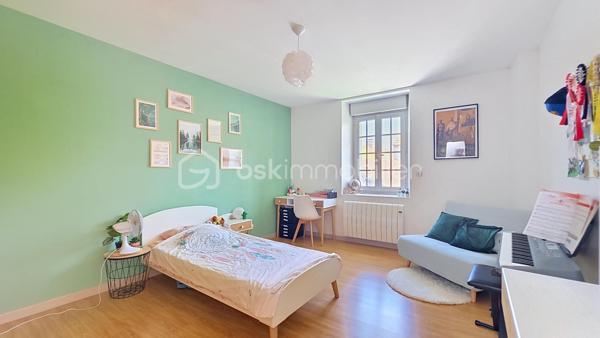 Laissez-vous séduire par cette agréable maison de ville entièrement rénovée, où confort, modernité et fonctionnalité se rencontrent pour offrir un cadre de vie chaleureux et convivial.

Dès l'entrée, vous découvrirez un espace accueillant agrémenté d'un placard de rangement pratique. La pièce de vie lumineuse s'articule autour d'une superbe cuisine entièrement équipée, rénovée en 2025, avec sa cave à vins intégrée. Ouverte sur le séjour, elle bénéficie d'une large baie vitrée donnant accès à une magnifique terrasse de 40 m², véritable prolongement de l'espace de vie, idéale pour partager d'agréables moments en famille ou entre amis.

Le rez-de-chaussée comprend également un WC indépendant ainsi qu'une buanderie et un cellier séparés, apportant un confort de rangement appréciable au quotidien.

Au premier étage, vous découvrirez deux belles chambres avec placards intégrés ainsi qu'une salle de bains avec WC.

Au dernier niveau, une vaste chambre de 25 m² vous attend, offrant de beaux volumes et de multiples possibilités d'aménagement selon vos besoins.

Idéalement située, cette maison bénéficie d'un emplacement privilégié à proximité immédiate des écoles, commerces et services, permettant de profiter d'un quotidien pratique et agréable sans avoir à multiplier les déplacements.
Une maison chaleureuse, fonctionnelle et prête à accueillir ses nouveaux propriétaires. Une belle opportunité à découvrir sans tarder ! 🏡✨
