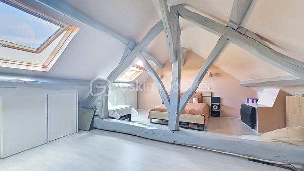 Laissez-vous séduire par cette agréable maison de ville entièrement rénovée, où confort, modernité et fonctionnalité se rencontrent pour offrir un cadre de vie chaleureux et convivial.

Dès l'entrée, vous découvrirez un espace accueillant agrémenté d'un placard de rangement pratique. La pièce de vie lumineuse s'articule autour d'une superbe cuisine entièrement équipée, rénovée en 2025, avec sa cave à vins intégrée. Ouverte sur le séjour, elle bénéficie d'une large baie vitrée donnant accès à une magnifique terrasse de 40 m², véritable prolongement de l'espace de vie, idéale pour partager d'agréables moments en famille ou entre amis.

Le rez-de-chaussée comprend également un WC indépendant ainsi qu'une buanderie et un cellier séparés, apportant un confort de rangement appréciable au quotidien.

Au premier étage, vous découvrirez deux belles chambres avec placards intégrés ainsi qu'une salle de bains avec WC.

Au dernier niveau, une vaste chambre de 25 m² vous attend, offrant de beaux volumes et de multiples possibilités d'aménagement selon vos besoins.

Idéalement située, cette maison bénéficie d'un emplacement privilégié à proximité immédiate des écoles, commerces et services, permettant de profiter d'un quotidien pratique et agréable sans avoir à multiplier les déplacements.
Une maison chaleureuse, fonctionnelle et prête à accueillir ses nouveaux propriétaires. Une belle opportunité à découvrir sans tarder ! 🏡✨