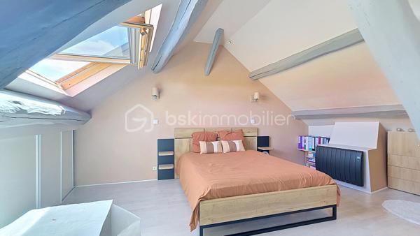Laissez-vous séduire par cette agréable maison de ville entièrement rénovée, où confort, modernité et fonctionnalité se rencontrent pour offrir un cadre de vie chaleureux et convivial.

Dès l'entrée, vous découvrirez un espace accueillant agrémenté d'un placard de rangement pratique. La pièce de vie lumineuse s'articule autour d'une superbe cuisine entièrement équipée, rénovée en 2025, avec sa cave à vins intégrée. Ouverte sur le séjour, elle bénéficie d'une large baie vitrée donnant accès à une magnifique terrasse de 40 m², véritable prolongement de l'espace de vie, idéale pour partager d'agréables moments en famille ou entre amis.

Le rez-de-chaussée comprend également un WC indépendant ainsi qu'une buanderie et un cellier séparés, apportant un confort de rangement appréciable au quotidien.

Au premier étage, vous découvrirez deux belles chambres avec placards intégrés ainsi qu'une salle de bains avec WC.

Au dernier niveau, une vaste chambre de 25 m² vous attend, offrant de beaux volumes et de multiples possibilités d'aménagement selon vos besoins.

Idéalement située, cette maison bénéficie d'un emplacement privilégié à proximité immédiate des écoles, commerces et services, permettant de profiter d'un quotidien pratique et agréable sans avoir à multiplier les déplacements.
Une maison chaleureuse, fonctionnelle et prête à accueillir ses nouveaux propriétaires. Une belle opportunité à découvrir sans tarder ! 🏡✨