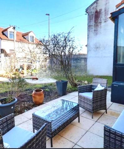 Venez visiter cette belle maison individuelle et familiale vers le parc des Lilas proche de toutes commodités et des transports, dans un environnement calme et verdoyant
Sur un terrain de 268m², maison de 120m² de surface habitable en bonne état comprenant une entrée, une cuisine ouverte sur salle à manger, un salon, un dressing, une douche pmr. 
A l'étage vous y trouverez une mezzanine et 4 grandes chambres.
A disposition un grand garage  une buanderie. 
Dans l'allée possibilité de garer deux voiture.
A visiter sans tarder, contactez moi pour plus d'informations.