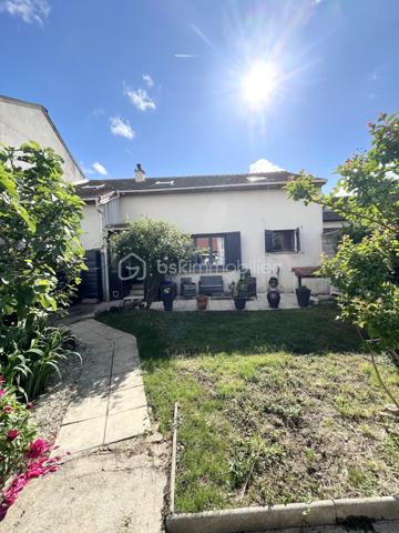 Venez visiter cette belle maison individuelle et familiale vers le parc des Lilas proche de toutes commodités et des transports, dans un environnement calme et verdoyant
Sur un terrain de 268m², maison de 120m² de surface habitable en bonne état comprenant une entrée, une cuisine ouverte sur salle à manger, un salon, un dressing, une douche pmr. 
A l'étage vous y trouverez une mezzanine et 4 grandes chambres.
A disposition un grand garage  une buanderie. 
Dans l'allée possibilité de garer deux voiture.
A visiter sans tarder, contactez moi pour plus d'informations.