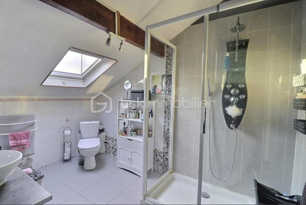 Venez visiter cette belle maison individuelle et familiale vers le parc des Lilas proche de toutes commodités et des transports, dans un environnement calme et verdoyant
Sur un terrain de 268m², maison de 120m² de surface habitable en bonne état comprenant une entrée, une cuisine ouverte sur salle à manger, un salon, un dressing, une douche pmr. 
A l'étage vous y trouverez une mezzanine et 4 grandes chambres.
A disposition un grand garage  une buanderie. 
Dans l'allée possibilité de garer deux voiture.
A visiter sans tarder, contactez moi pour plus d'informations.