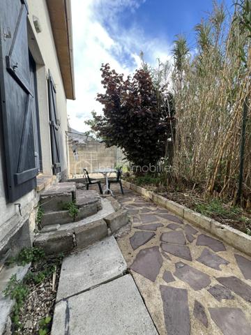 Venez visiter cette belle maison individuelle et familiale vers le parc des Lilas proche de toutes commodités et des transports, dans un environnement calme et verdoyant
Sur un terrain de 268m², maison de 120m² de surface habitable en bonne état comprenant une entrée, une cuisine ouverte sur salle à manger, un salon, un dressing, une douche pmr. 
A l'étage vous y trouverez une mezzanine et 4 grandes chambres.
A disposition un grand garage  une buanderie. 
Dans l'allée possibilité de garer deux voiture.
A visiter sans tarder, contactez moi pour plus d'informations.