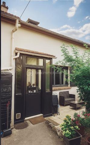 Venez visiter cette belle maison individuelle et familiale vers le parc des Lilas proche de toutes commodités et des transports, dans un environnement calme et verdoyant
Sur un terrain de 268m², maison de 120m² de surface habitable en bonne état comprenant une entrée, une cuisine ouverte sur salle à manger, un salon, un dressing, une douche pmr. 
A l'étage vous y trouverez une mezzanine et 4 grandes chambres.
A disposition un grand garage  une buanderie. 
Dans l'allée possibilité de garer deux voiture.
A visiter sans tarder, contactez moi pour plus d'informations.