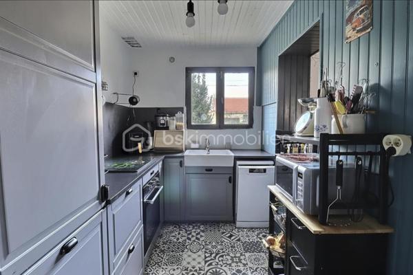 Venez visiter cette belle maison individuelle et familiale vers le parc des Lilas proche de toutes commodités et des transports, dans un environnement calme et verdoyant
Sur un terrain de 268m², maison de 120m² de surface habitable en bonne état comprenant une entrée, une cuisine ouverte sur salle à manger, un salon, un dressing, une douche pmr. 
A l'étage vous y trouverez une mezzanine et 4 grandes chambres.
A disposition un grand garage  une buanderie. 
Dans l'allée possibilité de garer deux voiture.
A visiter sans tarder, contactez moi pour plus d'informations.