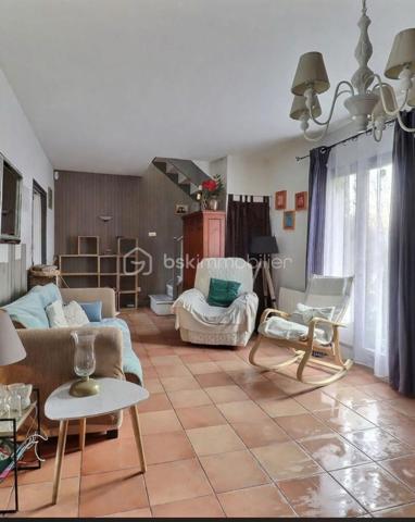 Venez visiter cette belle maison individuelle et familiale vers le parc des Lilas proche de toutes commodités et des transports, dans un environnement calme et verdoyant
Sur un terrain de 268m², maison de 120m² de surface habitable en bonne état comprenant une entrée, une cuisine ouverte sur salle à manger, un salon, un dressing, une douche pmr. 
A l'étage vous y trouverez une mezzanine et 4 grandes chambres.
A disposition un grand garage  une buanderie. 
Dans l'allée possibilité de garer deux voiture.
A visiter sans tarder, contactez moi pour plus d'informations.