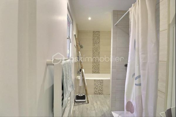 Venez visiter cette belle maison individuelle et familiale vers le parc des Lilas proche de toutes commodités et des transports, dans un environnement calme et verdoyant
Sur un terrain de 268m², maison de 120m² de surface habitable en bonne état comprenant une entrée, une cuisine ouverte sur salle à manger, un salon, un dressing, une douche pmr. 
A l'étage vous y trouverez une mezzanine et 4 grandes chambres.
A disposition un grand garage  une buanderie. 
Dans l'allée possibilité de garer deux voiture.
A visiter sans tarder, contactez moi pour plus d'informations.