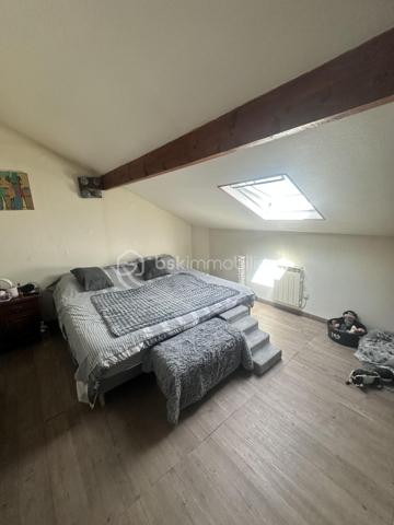 Venez visiter cette belle maison individuelle et familiale vers le parc des Lilas proche de toutes commodités et des transports, dans un environnement calme et verdoyant
Sur un terrain de 268m², maison de 120m² de surface habitable en bonne état comprenant une entrée, une cuisine ouverte sur salle à manger, un salon, un dressing, une douche pmr. 
A l'étage vous y trouverez une mezzanine et 4 grandes chambres.
A disposition un grand garage  une buanderie. 
Dans l'allée possibilité de garer deux voiture.
A visiter sans tarder, contactez moi pour plus d'informations.