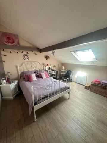 Venez visiter cette belle maison individuelle et familiale vers le parc des Lilas proche de toutes commodités et des transports, dans un environnement calme et verdoyant
Sur un terrain de 268m², maison de 120m² de surface habitable en bonne état comprenant une entrée, une cuisine ouverte sur salle à manger, un salon, un dressing, une douche pmr. 
A l'étage vous y trouverez une mezzanine et 4 grandes chambres.
A disposition un grand garage  une buanderie. 
Dans l'allée possibilité de garer deux voiture.
A visiter sans tarder, contactez moi pour plus d'informations.