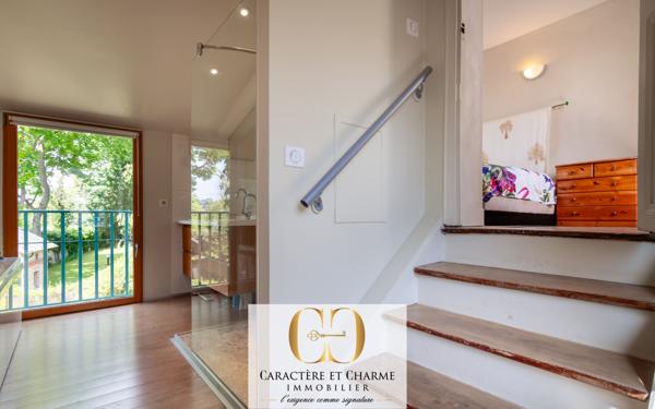 Le Vésinet (78110) Le Vésinet. Propriété typique restaurée avec extension. 259 m2 habitables - studio - salle de sport.