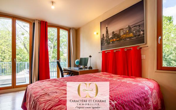 Le Vésinet (78110) Le Vésinet. Propriété typique restaurée avec extension. 259 m2 habitables - studio - salle de sport.