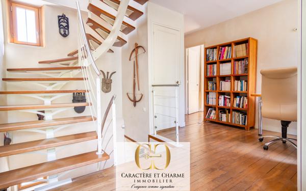 Le Vésinet (78110) Le Vésinet. Propriété typique restaurée avec extension. 259 m2 habitables - studio - salle de sport.