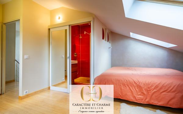 Le Vésinet (78110) Le Vésinet. Propriété typique restaurée avec extension. 259 m2 habitables - studio - salle de sport.