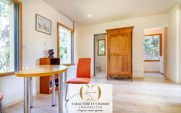 Le Vésinet (78110) Le Vésinet. Propriété typique restaurée avec extension. 259 m2 habitables - studio - salle de sport.