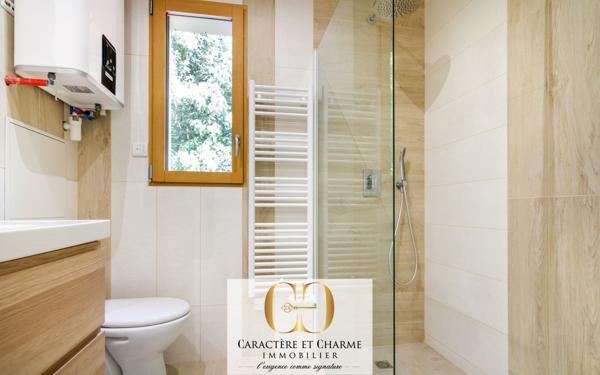 Le Vésinet (78110) Le Vésinet. Propriété typique restaurée avec extension. 259 m2 habitables - studio - salle de sport.