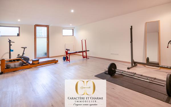 Le Vésinet (78110) Le Vésinet. Propriété typique restaurée avec extension. 259 m2 habitables - studio - salle de sport.