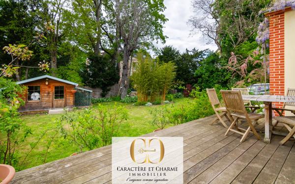 Le Vésinet (78110) Le Vésinet. Propriété typique restaurée avec extension. 259 m2 habitables - studio - salle de sport.