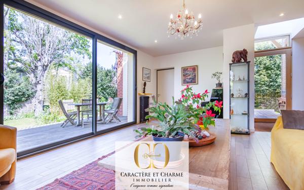 Le Vésinet (78110) Le Vésinet. Propriété typique restaurée avec extension. 259 m2 habitables - studio - salle de sport.