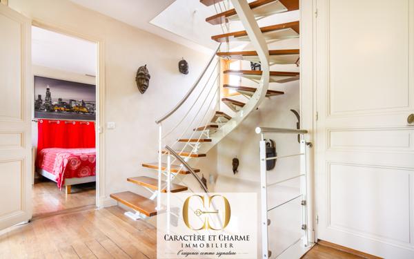 Le Vésinet (78110) Le Vésinet. Propriété typique restaurée avec extension. 259 m2 habitables - studio - salle de sport.