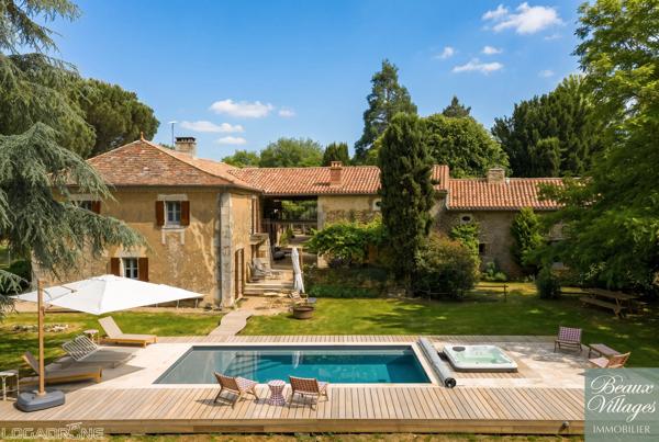 Charmant ensemble en pierre avec piscine dans un cadre magnifique