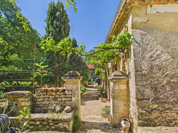 Charmant ensemble en pierre avec piscine dans un cadre magnifique