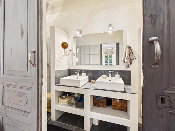 Charmant ensemble en pierre avec piscine dans un cadre magnifique
